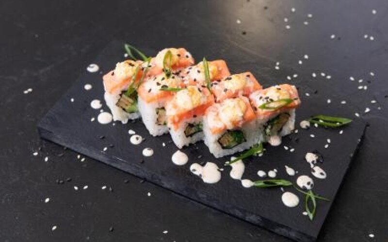 Ролл с чукой, лососем и соусом Спайси