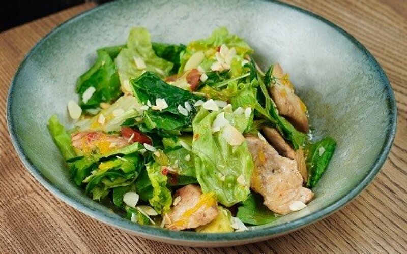 Салат с индейкой, авокадо и цитрусовым соусом
