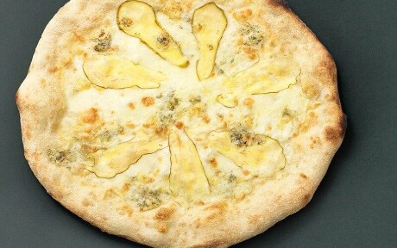Пицца с грушей и сыром Горгондзола