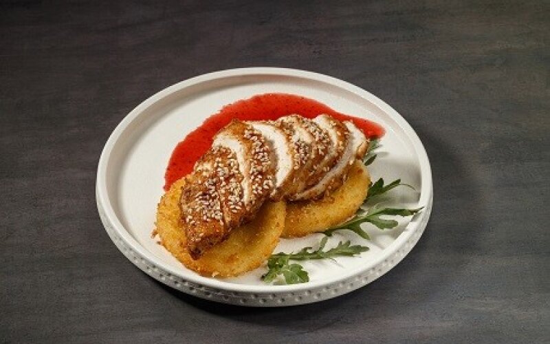 Жареная моцарелла с куриной грудкой и ягодным соусом