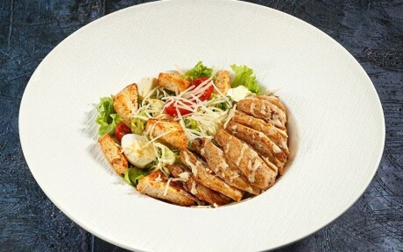 Салат Цезарь с курицей