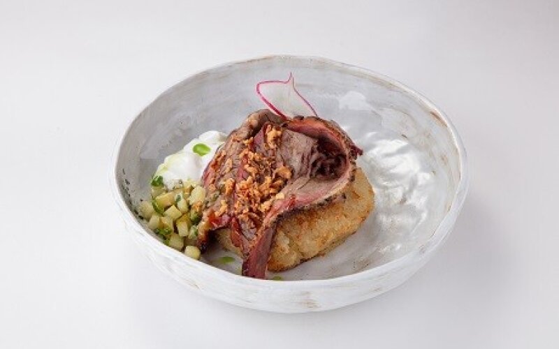 Брискет говядины-смокер с картофельным крокетом и копченой сметаной