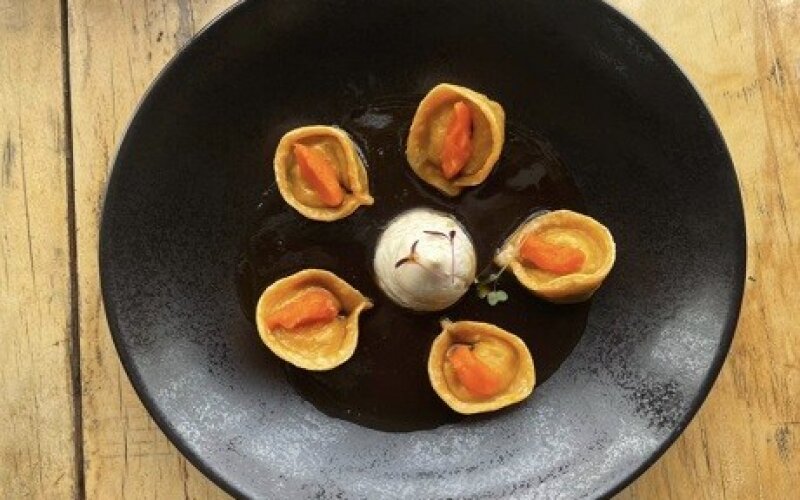 Пельмени из тыквы с уткой и сырным муссом