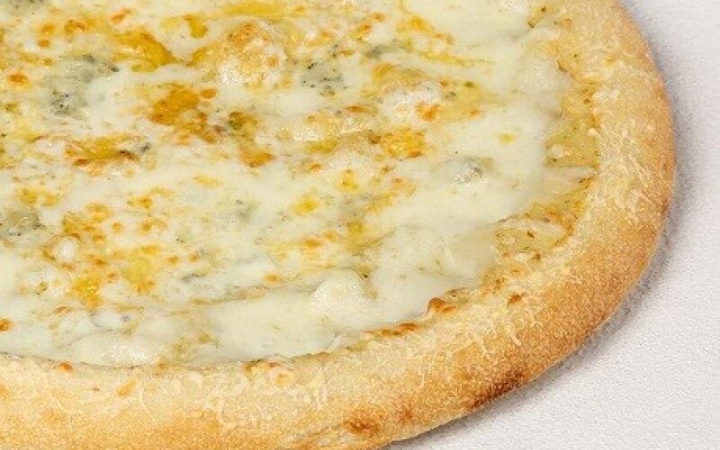 Пицца 4 сыра на пышном тесте