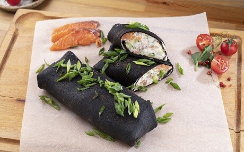 Черные блины с семгой, творожным сыром и зеленью