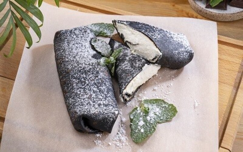 Черные блины с творогом и сгущенкой