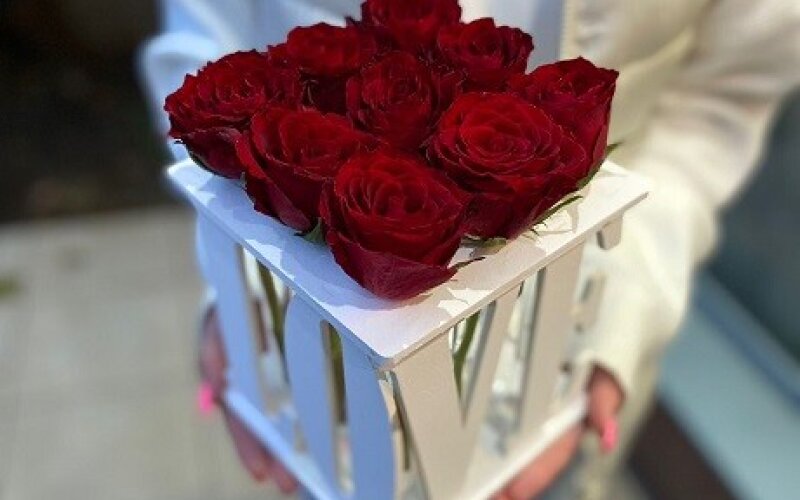 Розы в колбе «LOVE»