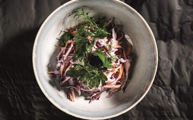 Капустный салат с маринованным огурцом