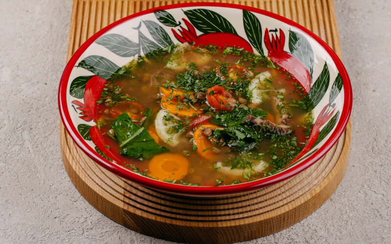 Чечевичный суп с томленной бараниной и шпинатом