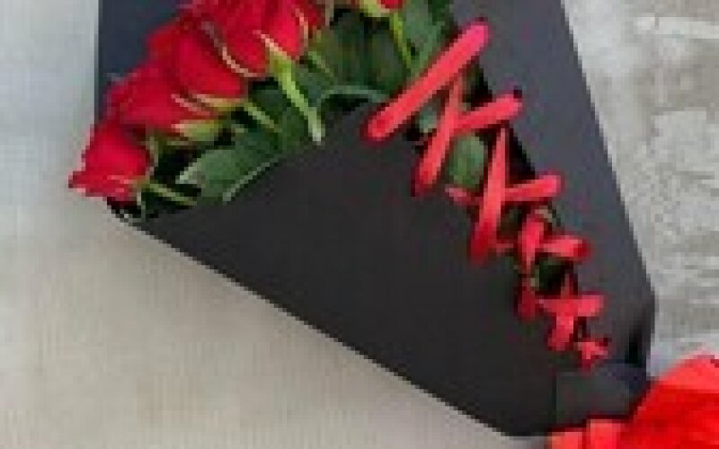 Букет черный корсет красные розы