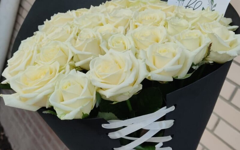 Букет черный корсет белые розы