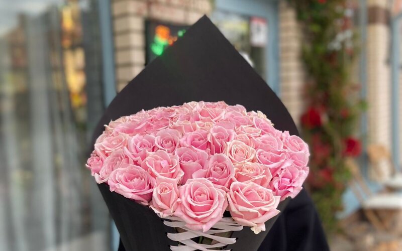 Букет черный корсет розовые розы
