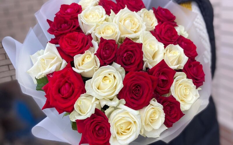 31шт красно-белая роза 50см