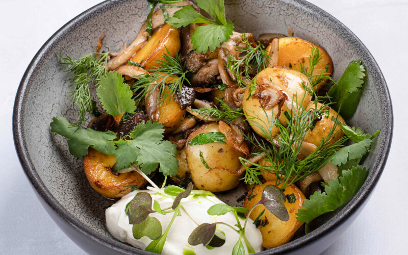 Молодой картофель с жареными грибами в ароматном масле со сметаной