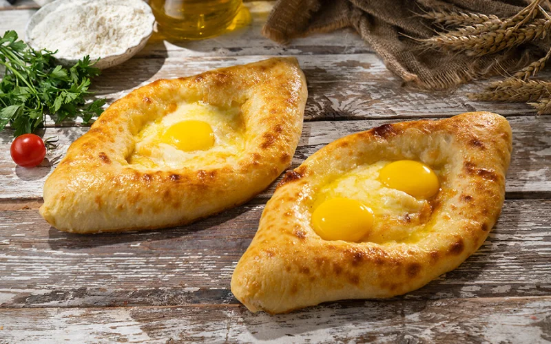 Хачапури по-аджарски с двумя яйцами