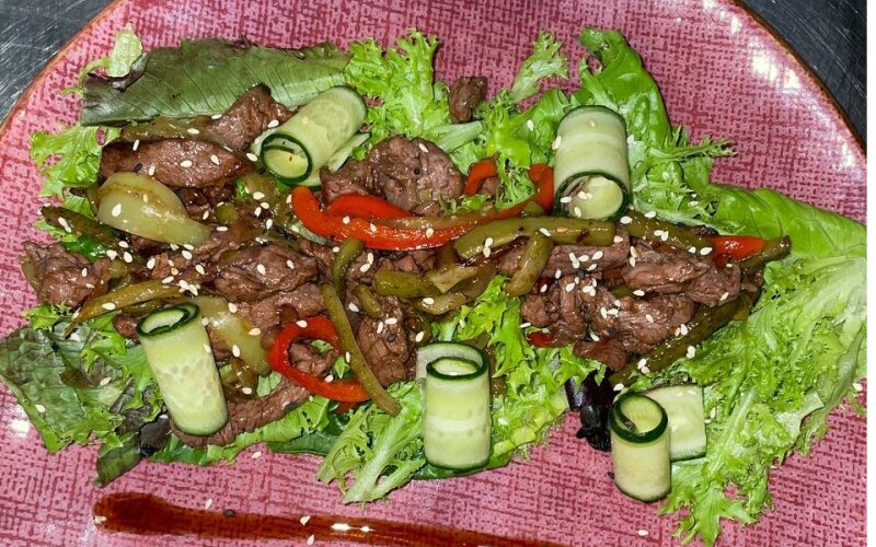 Тёплый салат с говяжьей вырезкой