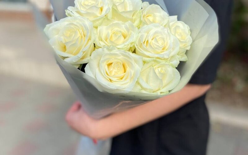 Белая классика-белые розы