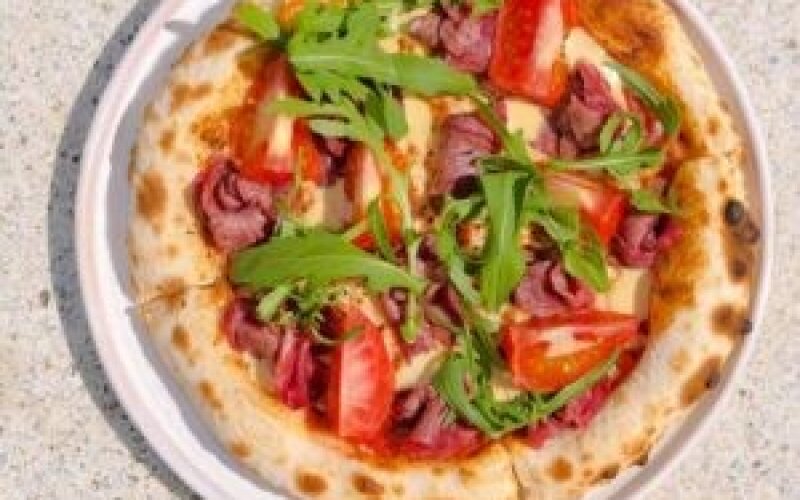 Пицца с обожженным ростбифом и медленными томатами