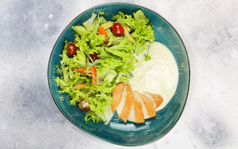 Салат с куриной грудкой и пеной из пармезана