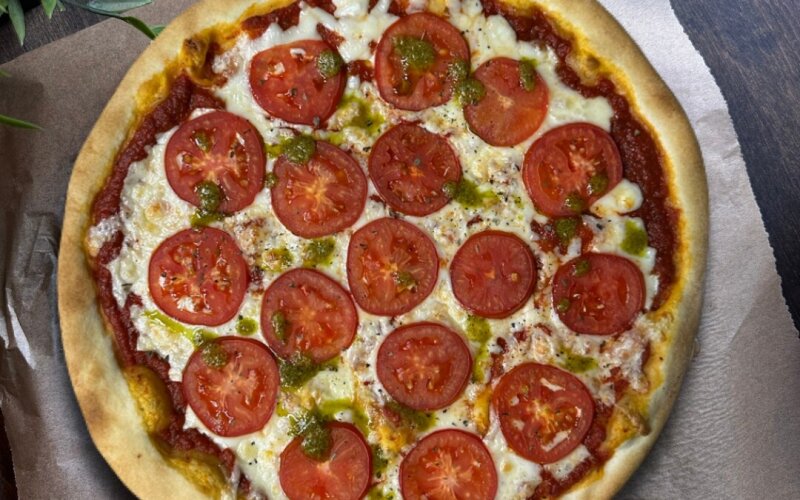 Пицца Маргарита с томатами и соусом песто