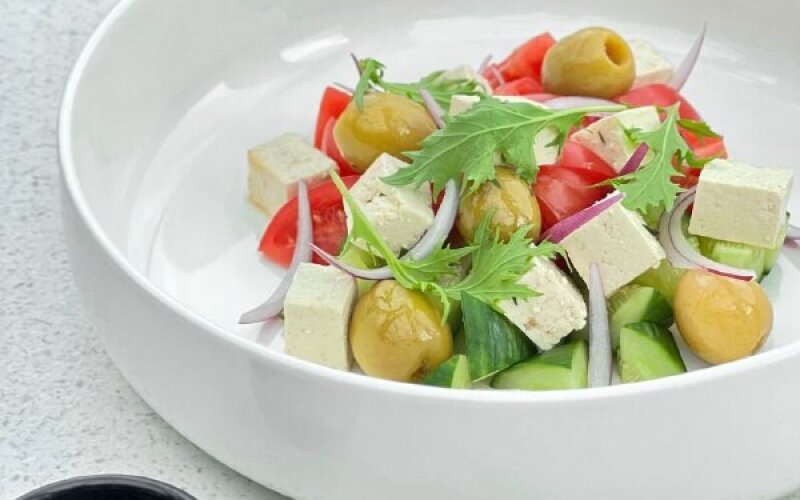 Овощной салат с маринованным сыром тофу, маслинами и пряным маслом
