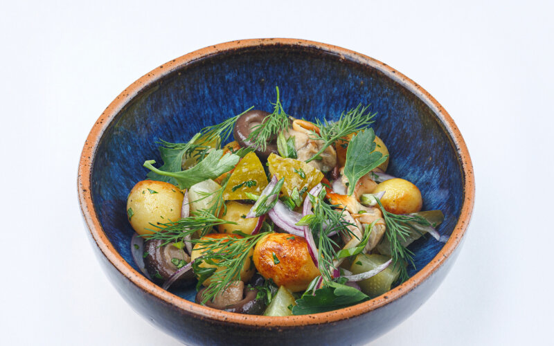 Салат с теплым картофелем-бэби, маринованными грибами и малосольными огурцами