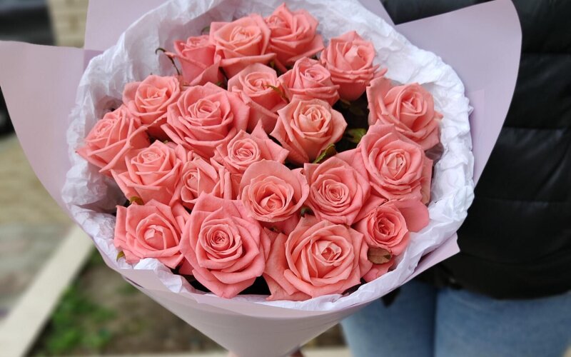 Ярко-розовые розы 21 шт 50 см
