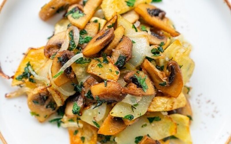 Картофель жареный по-домашнему с луком и грибами