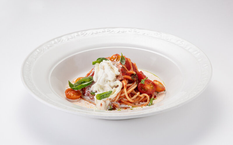 Спагетти с сыром «Страчателла», помидорами и томатным соусом