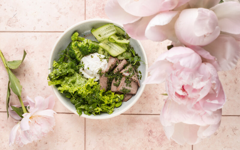 Зеленый салат с ростбифом, бобами" Эдамаме" и яйцом "Пашот