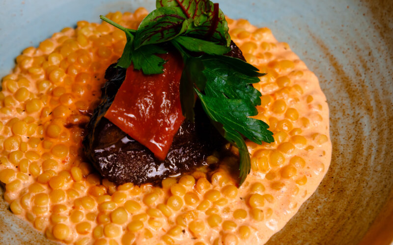 Паста Фрегола в сливочно-томатном соусе с телячьей щечкой