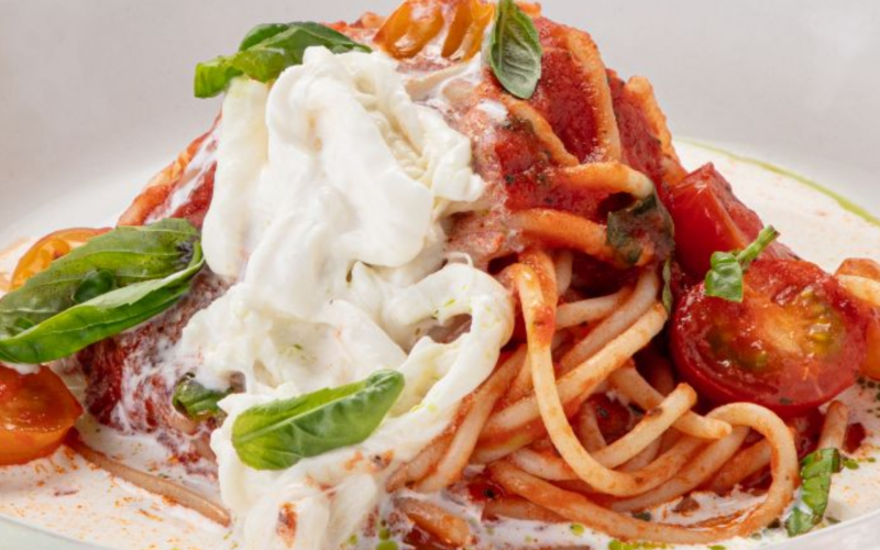 Спагетти с сыром страчателла, помидорами и томатным соусом
