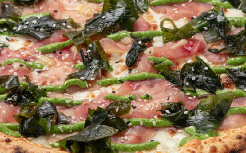 Пицца с тунцом и водорослями "Вакаме"