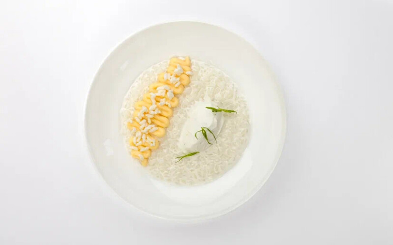 Рисовая каша с ванильным кремом и воздушным рисом