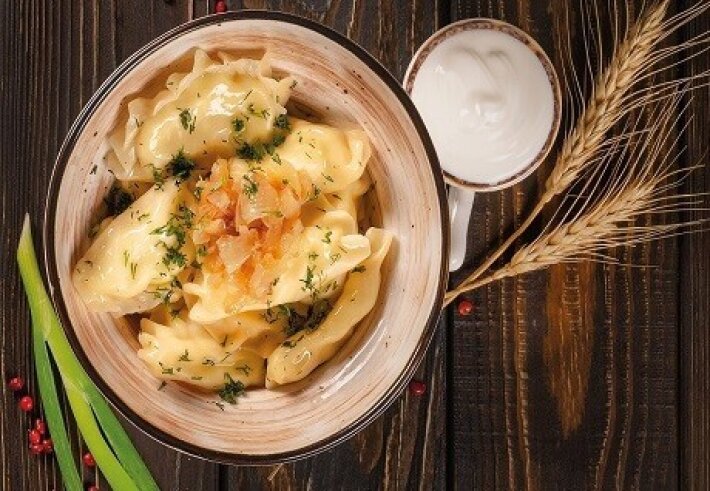 Вареники с капустой, на  томате жаренной, шкварками сдобрены