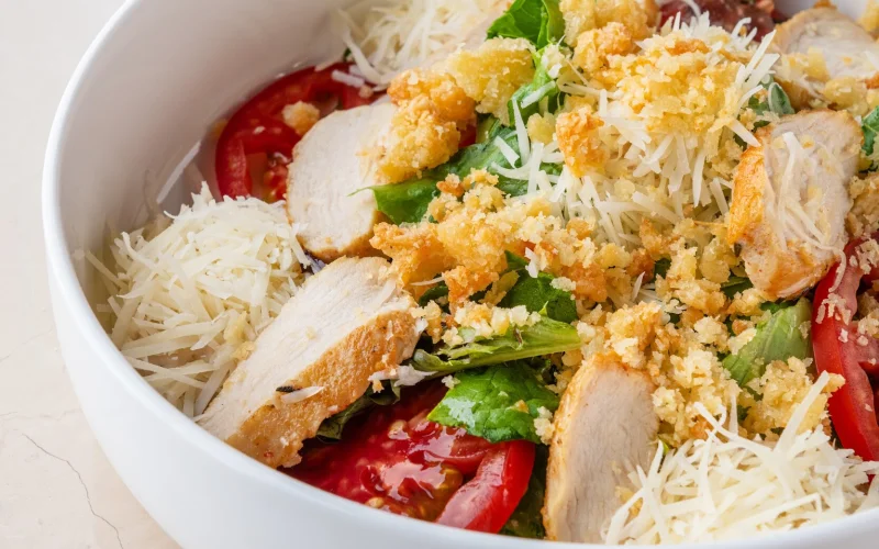 Салат с куриной грудкой и томатами