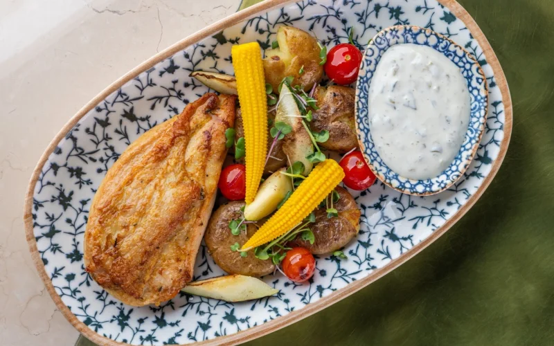 Куриная грудка с печеными овощами