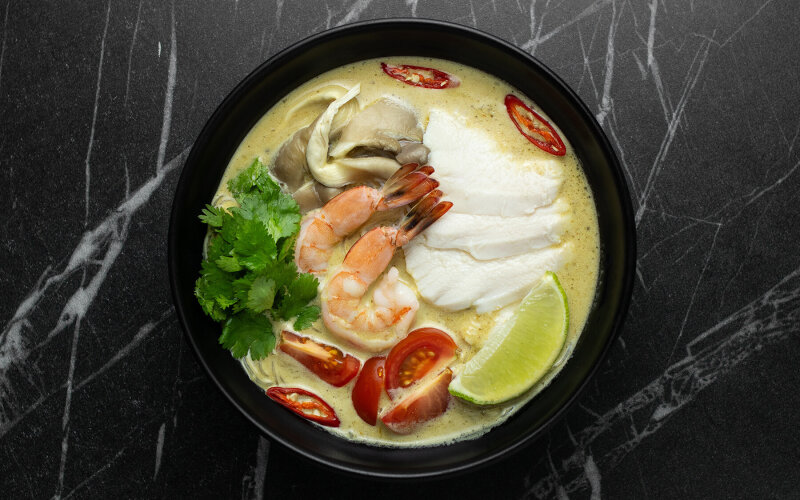 Индонезийский суп с курицей и креветками