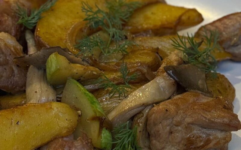 Жареный картофель со свининой