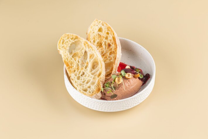 Паштет из куриной печени с брусничным соусом и чиабаттой
