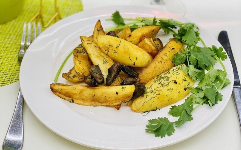 Картофель жареный с луком и грибами