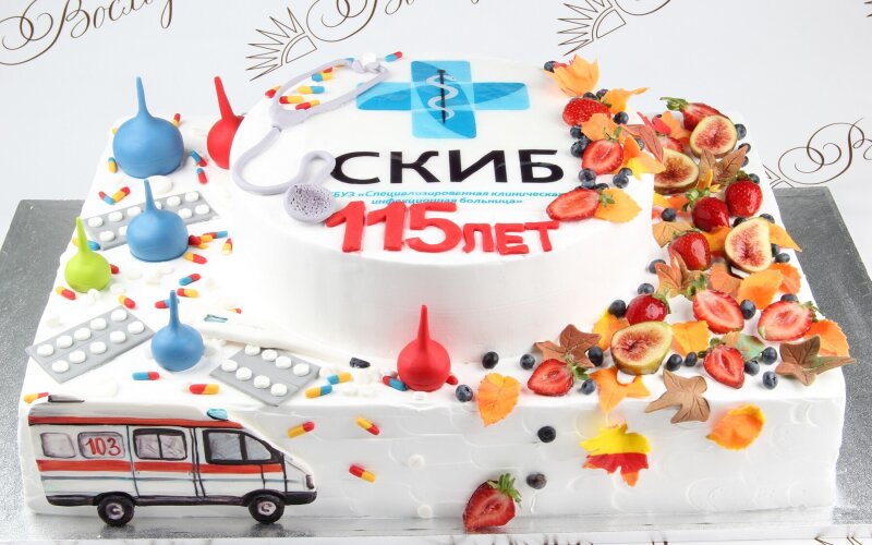 Торт № 963 "Праздничный" в оформлении сливки, фотопечать, фрукты