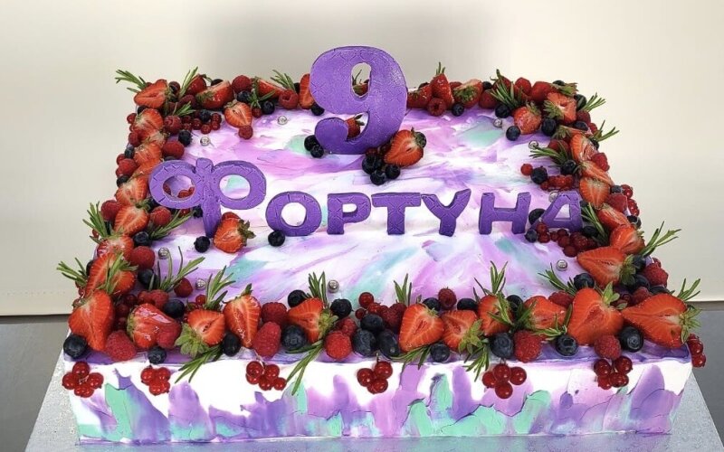 Торт № 437 Праздничный, декор свежие фрукты, ягоды