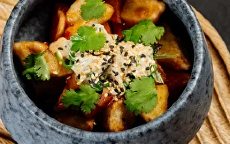 Хрустящие баклажаны с томатами, чукой и ореховым соусом