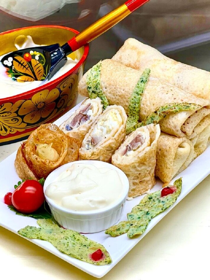 Блины с сельдью, яйцом и зеленым луком