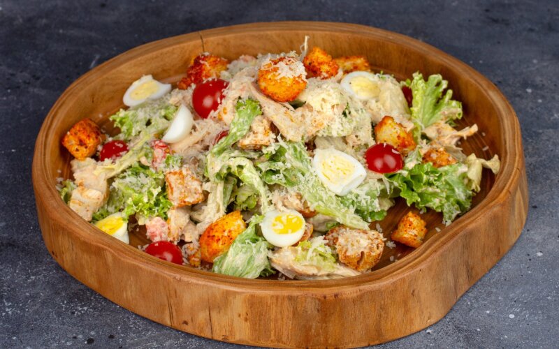Салат Цезарь с курицей