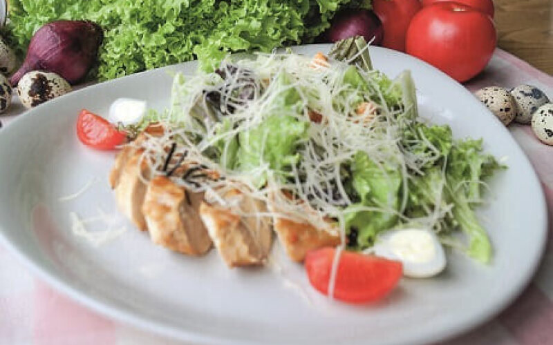 Салат Цезарь с курицей и беконом