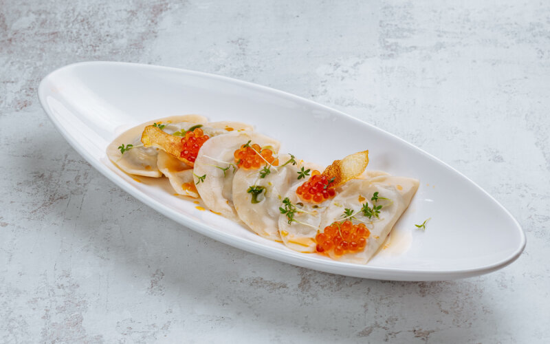 Вареники с картофелем, красной икрой и трюфельным соусом