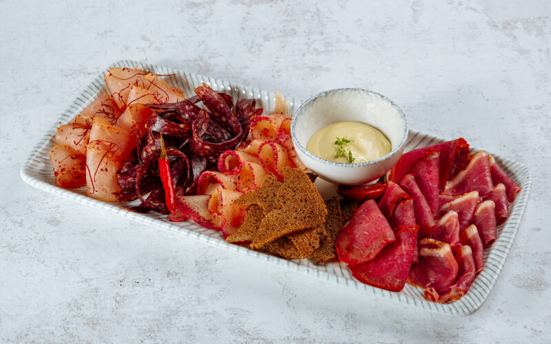 Ассорти мясных деликатесов