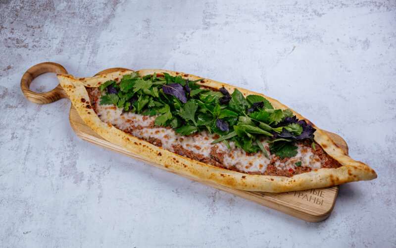 Пиде с говядиной и рубленными свежими овощами